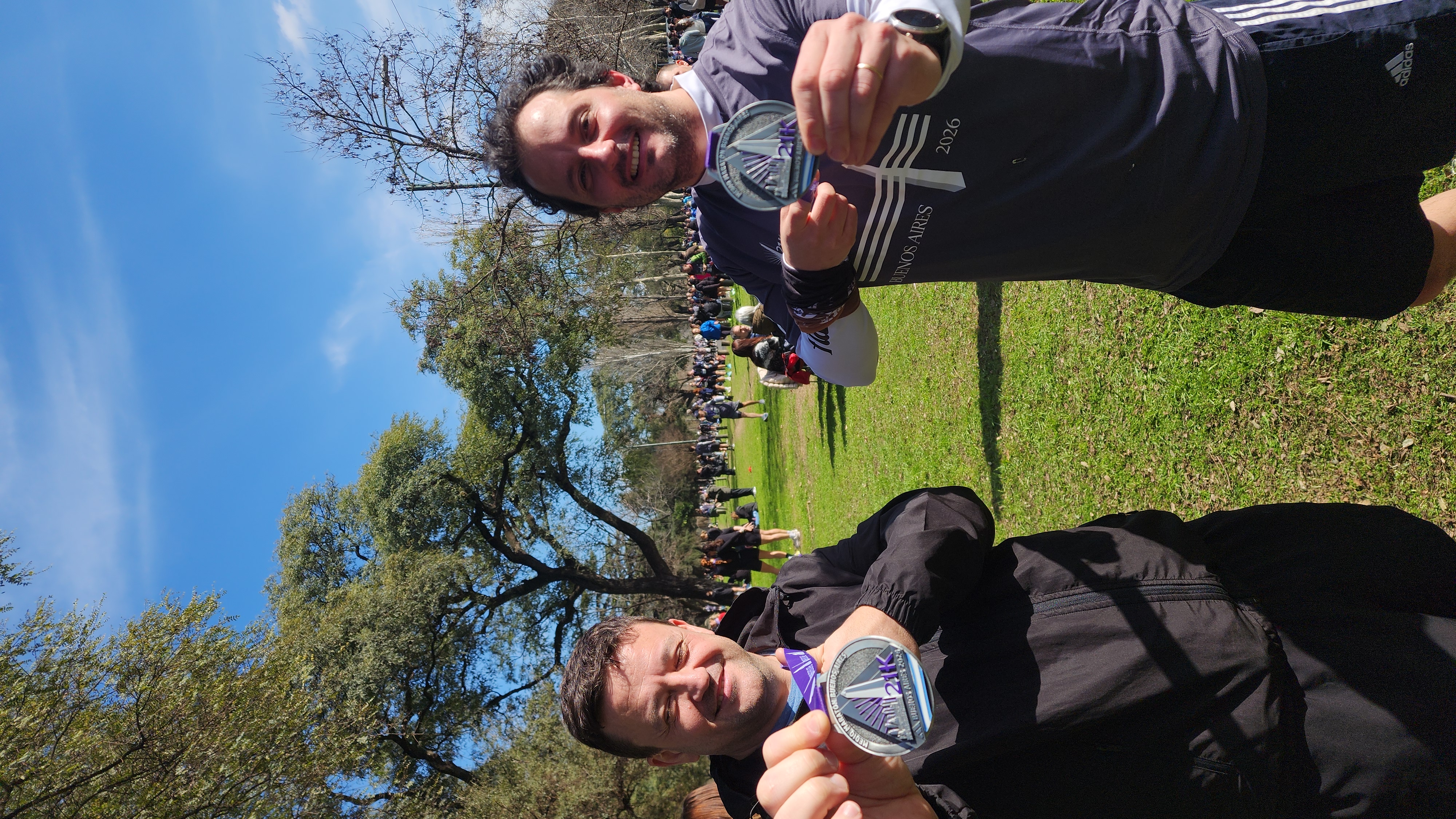 Atletas de EFA con sus medallas de la Media Maratón de Buenos Aires