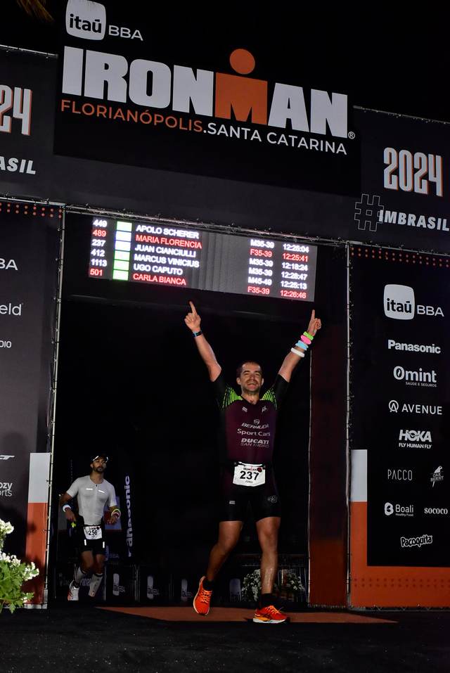 Juan Ignacio Cianciulli cruzando la meta del Ironman Florianópolis