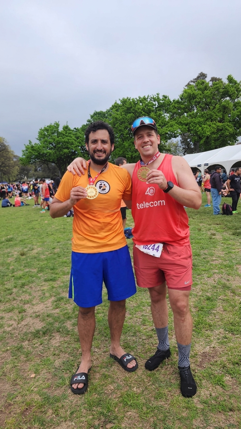 Maxi y Nacho con sus medallas de la Maratón de Buenos Aires