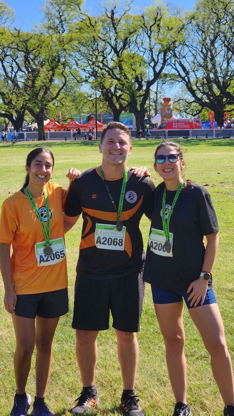 Pau con el grupo EFA y sus medallas de los 15K de Asics